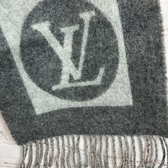 LOUIS VUITTON gray lambswool angora logo fringe scarf Scotland - Picture 2 of 5